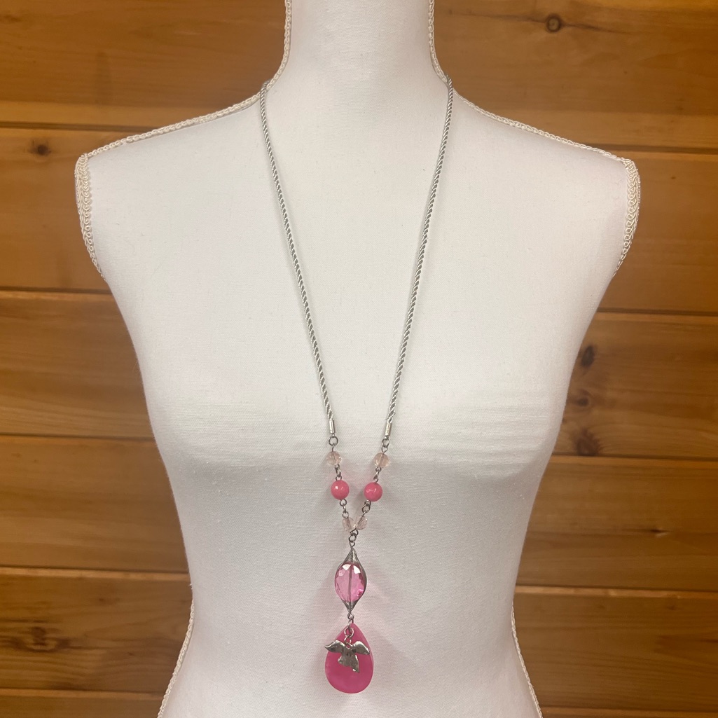 C 1946 Elegant Pink Pendant Necklace